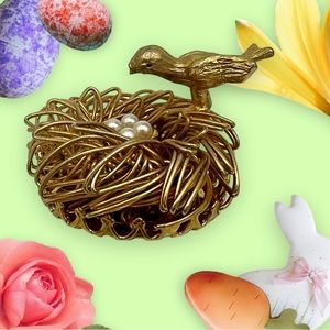 Vintage 1950s Estate Find  Bird In Nest With Faux Pearl Eggs Brooch Pin. Jeanne?
